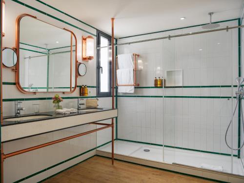a bathroom with a shower and a sink at H10 Cubik 4* Sup in Barcelona