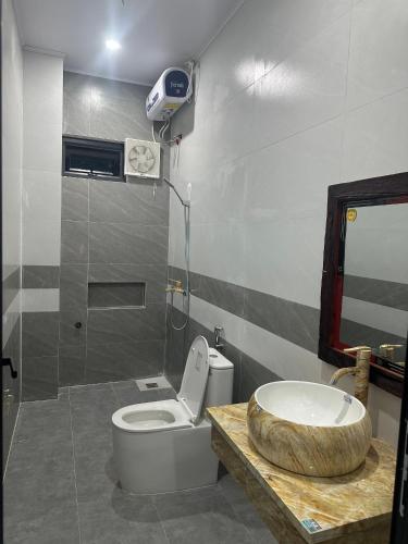 a bathroom with a toilet and a sink at Highway 20 Homestay in Phong Nha