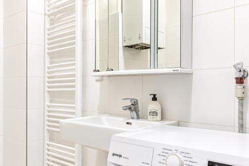 2BR Apt with King Beds & Wi-Fi - Long Stay