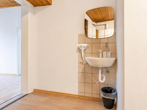 Cozy One Bedroom Apartment With Living Room Close to Wiener Stadthalle