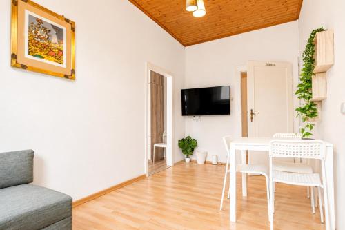 Cozy One Bedroom Apartment With Living Room Close to Wiener Stadthalle