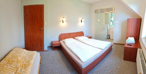 a small bedroom with a bed and a door at Mazury całoroczny dom do wynajęcia nad jeziorem Sasek Wielki in Pasym