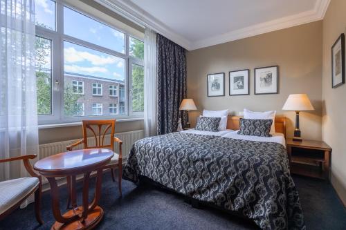 Llit o llits en una habitació de Apollofirst Boutique Hotel