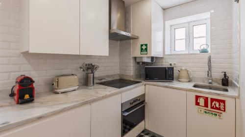 Bright 1BR Flat in Bairro Alto by LovelyStay