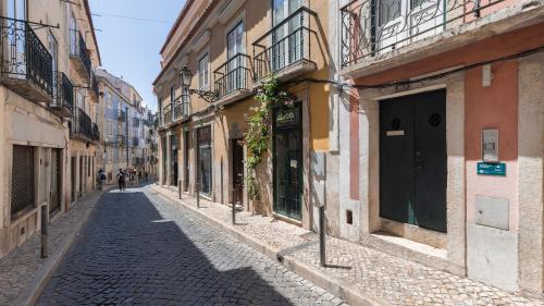 Bright 1BR Flat in Bairro Alto by LovelyStay