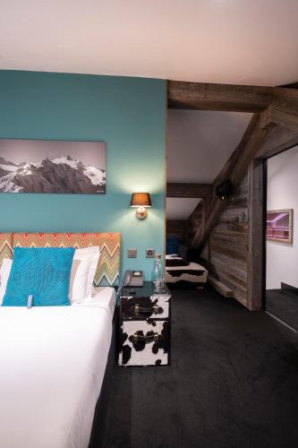 En eller flere senger på et rom på Hotel Farinet