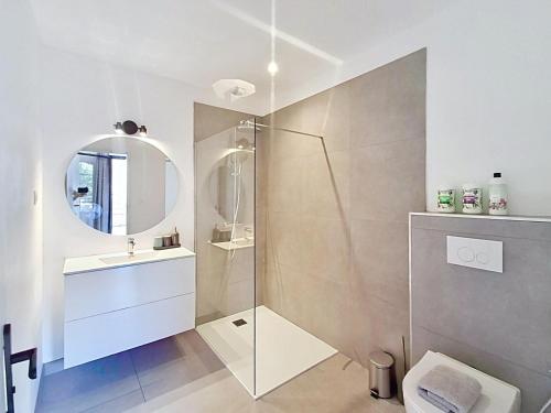 a bathroom with a shower and a sink and a toilet at Evasions-Dérobade, centre-ville, gare in Auterive