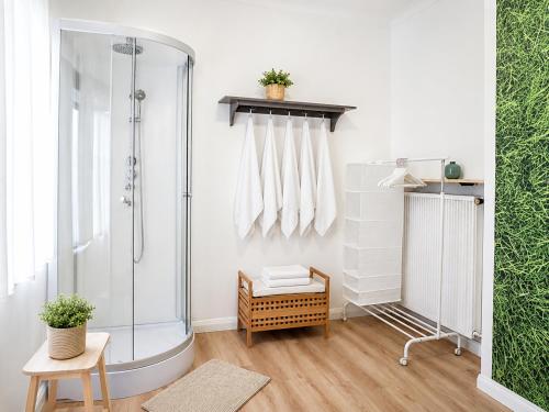 Un baño con ducha de cristal y una mesa. en The garden flat, en Luxemburgo