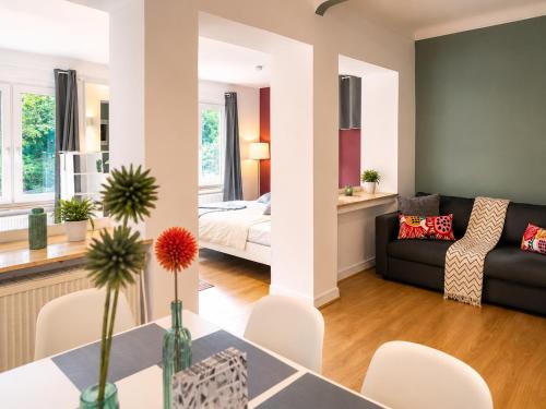 una sala de estar con un sofá y una mesa en The garden flat, en Luxemburgo