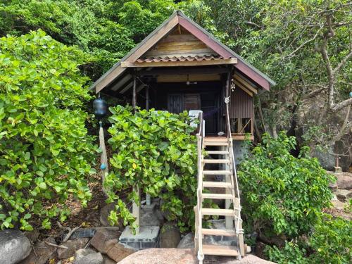 a small tree house with a ladder leading to it at Tao Thong Villa 1 in Ko Tao
