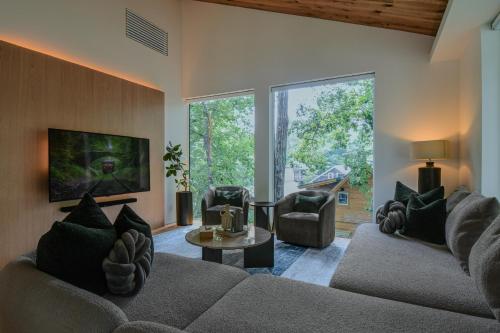 Chalet Hikaru - A Light-Filled Luxury Retreat 4BR
