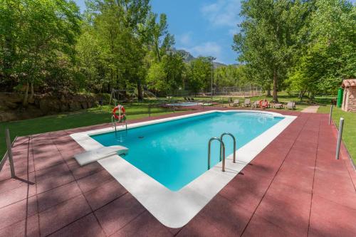 an image of a swimming pool in a yard at Hotel de La Trucha in Villarluengo