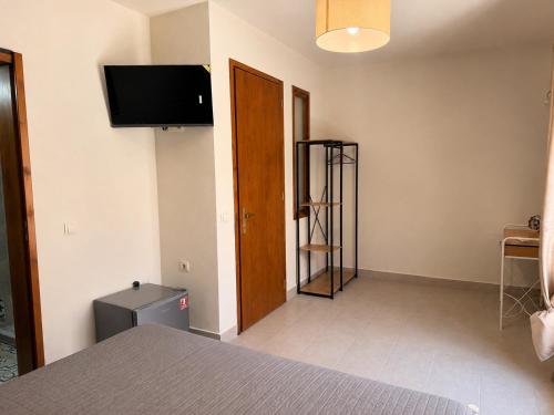ein Schlafzimmer mit Bett und Flachbildfernseher in der Unterkunft Mastic Nest in Chios