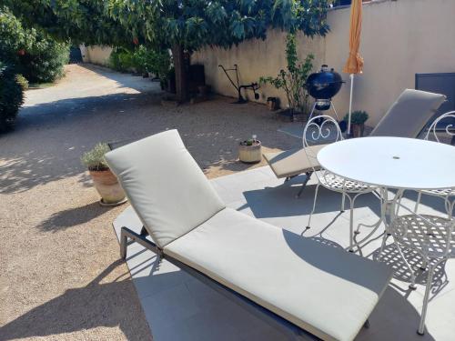a table and chairs and a table and a table and chairs at Bienvenue en Provence in Monteux