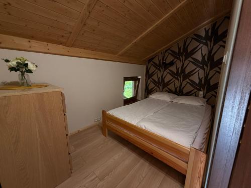 a small bedroom with a bed in a room at Apartament ADA in Niesulice