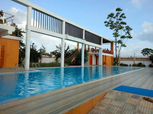 Blick auf den Swimmingpool eines Ferienresorts in der Unterkunft Krishibid Resort 