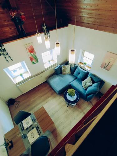 an overhead view of a living room with a blue couch at Tinyhouse Loisl in Thyrnau