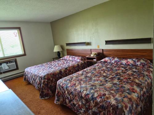 a hotel room with two beds and a window at Drayton Inn in Drayton