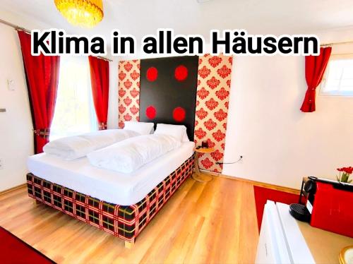 a small bedroom with a bed in a room at Tinyhouses am Neusiedlersee in Fertőrákos