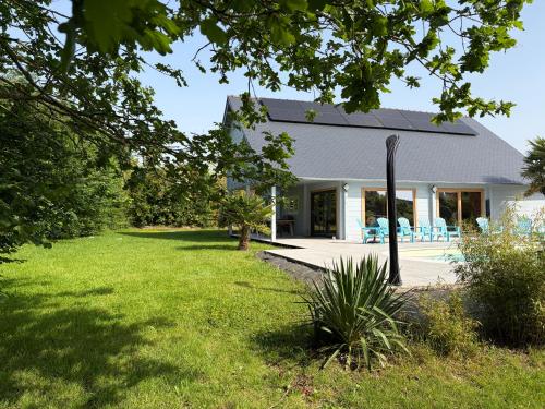 a house with a lawn in front of it at Gîte Ker Koad in Pluduno