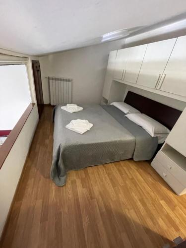 a small bedroom with a bed and white cabinets at Bed&Breakfast Riccio&Lella in Fiumicino