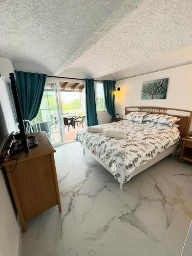 Stunning Spacious Villa with panoramic Sea Views