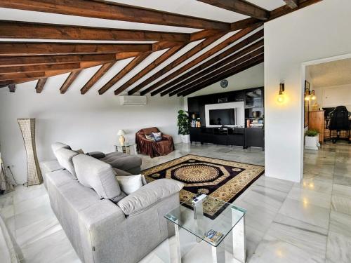 Stunning Spacious Villa with panoramic Sea Views