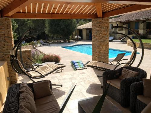 ラ・キャディエール・ダズールにあるMas Caipi La Cadière d'Azur at My Luxury Home in Provenceのパティオ(椅子付)、スイミングプール