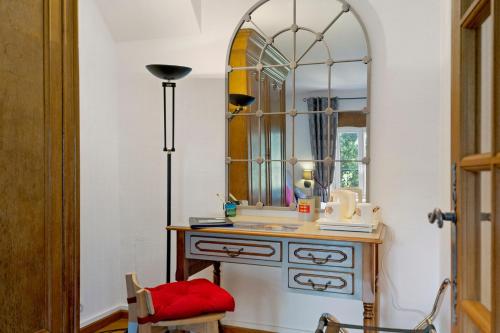 a bathroom with a dressing table and a mirror at La Prairie de Vassy in Vassy