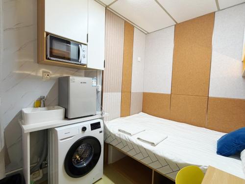 a small room with a washing machine in it at 利園賓館 in Hong Kong