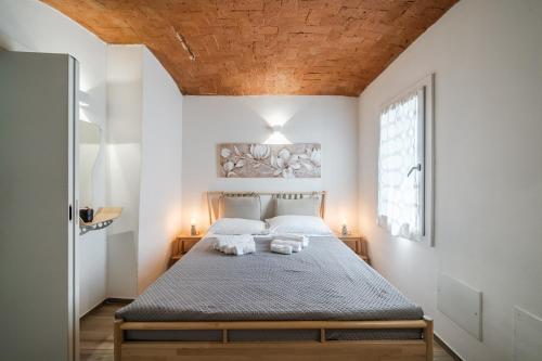 a bedroom with a bed with a wooden ceiling at Villa Viani in Soliera