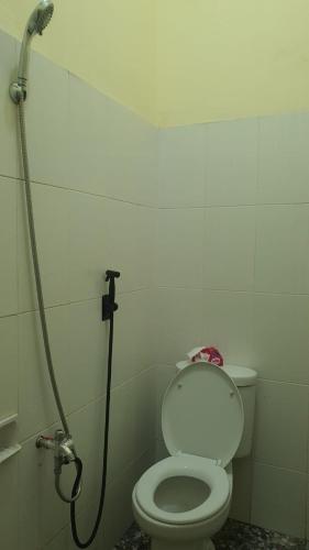 a bathroom with a toilet and a shower at Medan Dazhong Backpacker's Hostel in Medan