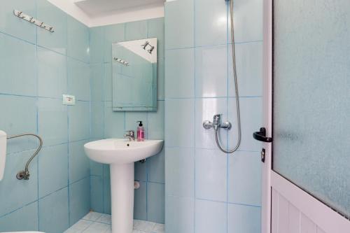 a bathroom with a sink and a shower at South Hotel Berat in Uznovë