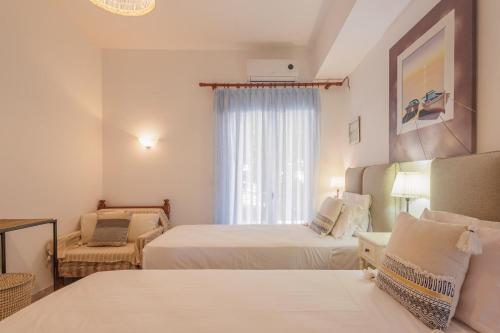 a hotel room with two beds and a window at Villa Agrielia in Póndi