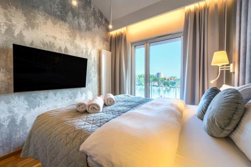 a bedroom with a large bed with a large window at Lake Rental Inpro 89 in Mikołajki