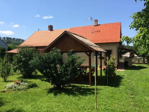 uma casa com um gazebo no quintal em Kislőd Apartman em Kislőd