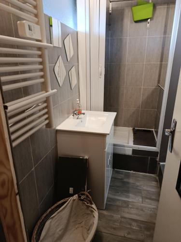 a small bathroom with a sink and a shower at Résidence le Schuss Studio Montagne en bas des pistes in Vars