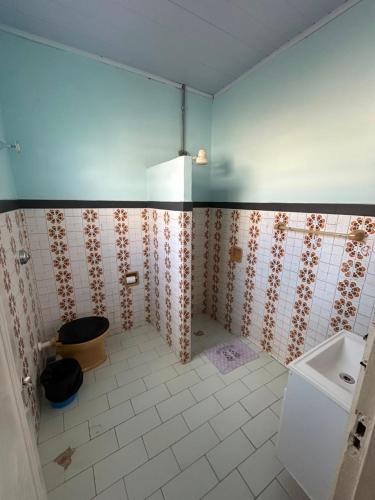 a bathroom with a toilet and a sink at Hotel Planalto in Poços de Caldas