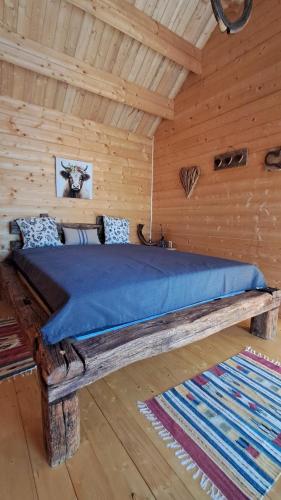 a bed in a room with a wooden ceiling at Zum Herz in Charlotenburg
