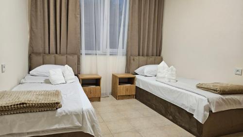 ein Zimmer mit zwei Betten und einem Fenster in der Unterkunft 110 Escape in Alawerdi