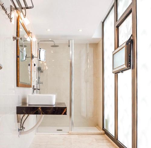 a bathroom with a sink and a shower at Centre Touristique Le Sable in Alger