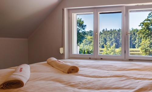 un dormitorio con una cama grande con dos toallas encima en Rezydencja PPPR, 