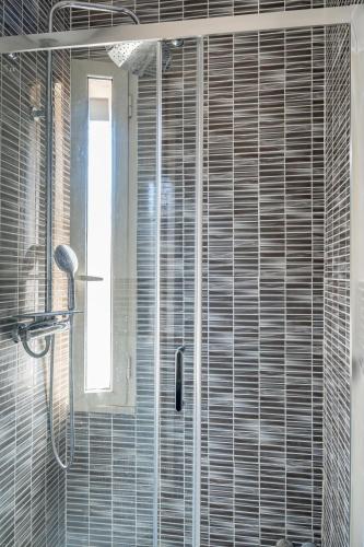 una doccia con porta in vetro in un bagno di Hotel Planet a Roma