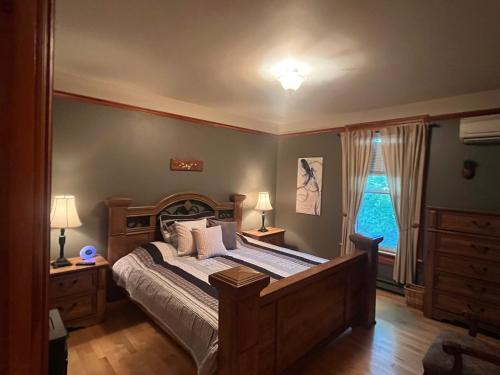 a bedroom with a large bed and a window at La Tournesol in Granby