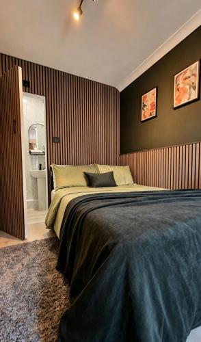 a bedroom with a large bed in a room at The Hideout Middlesbrough Great Location in Middlesbrough