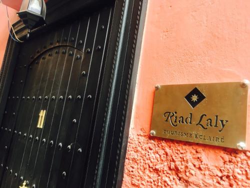 Un certificado, premio, letrero u otro documento en Riad Laly Tourisme Eclairé Le bijou de la medina