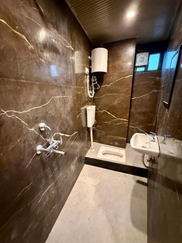 ein Badezimmer mit zwei Waschbecken und einer Toilette in der Unterkunft Hotel A1 Star in Ajmer