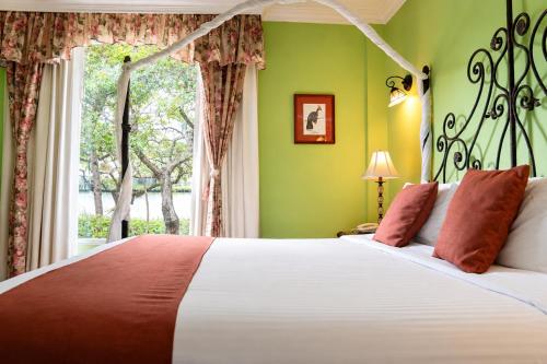 a bedroom with a large bed and a window at Casa Aliso Hotel Boutique in Quito