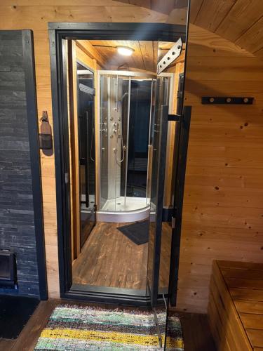 a glass door of a shower in a room at Log Off Männivälja forest cabins in Odulemma
