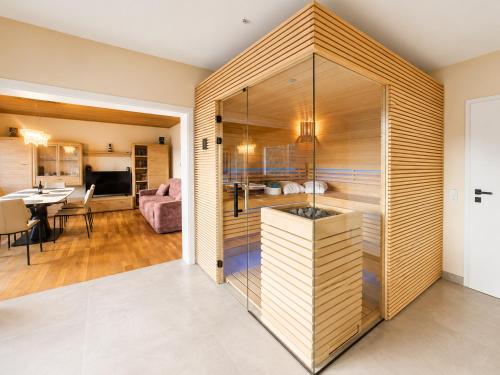 a room with a large wooden partition with a living room at PMC Traumblick Suite & Spa - Whirlpool & Sauna in Bad Ems